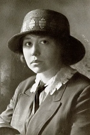 Zoë Akins