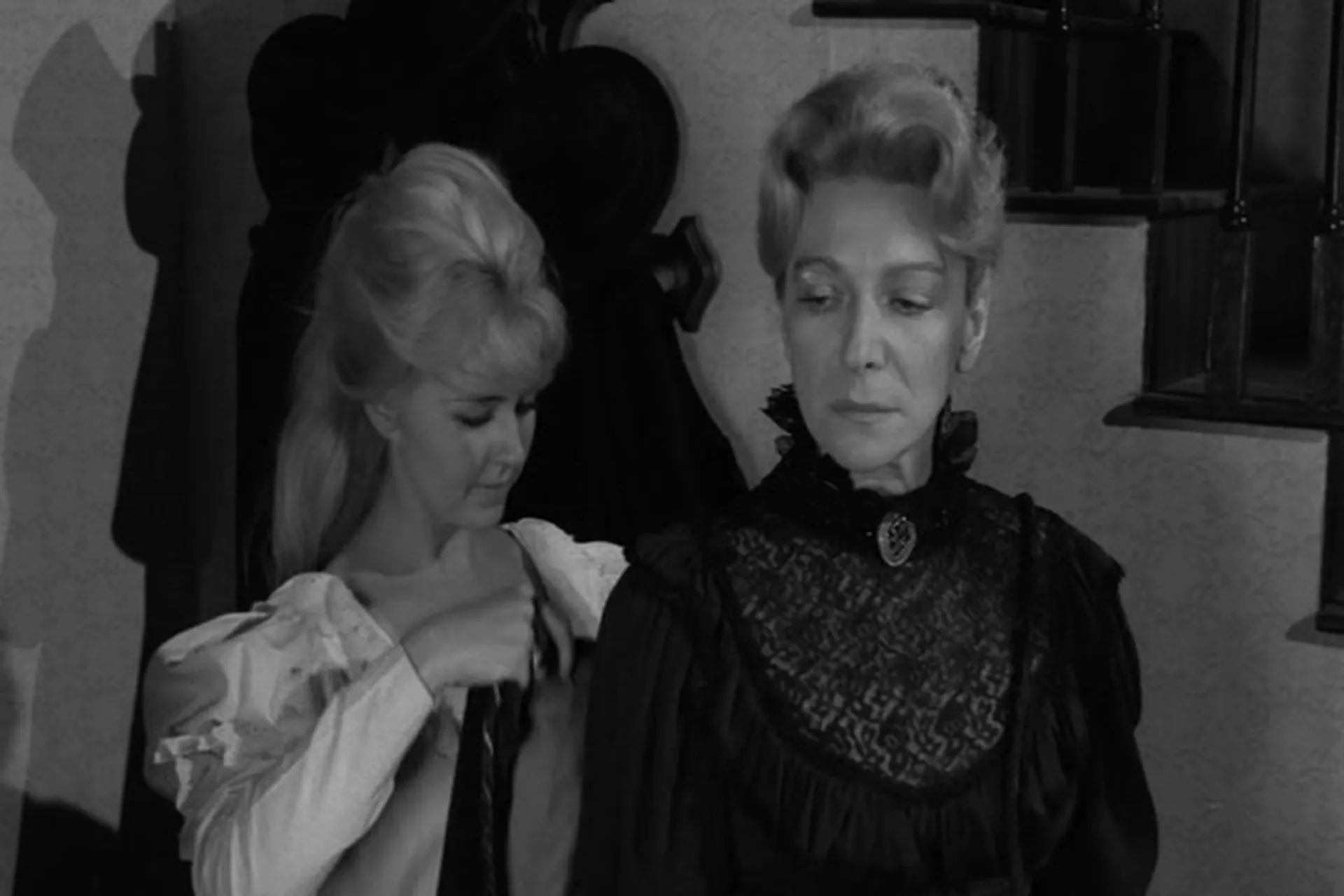 The Curse of the Living Corpse scene still 1
