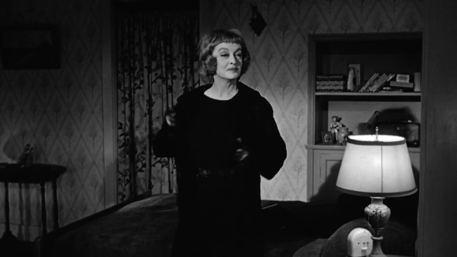 Dead Ringer scene still 3