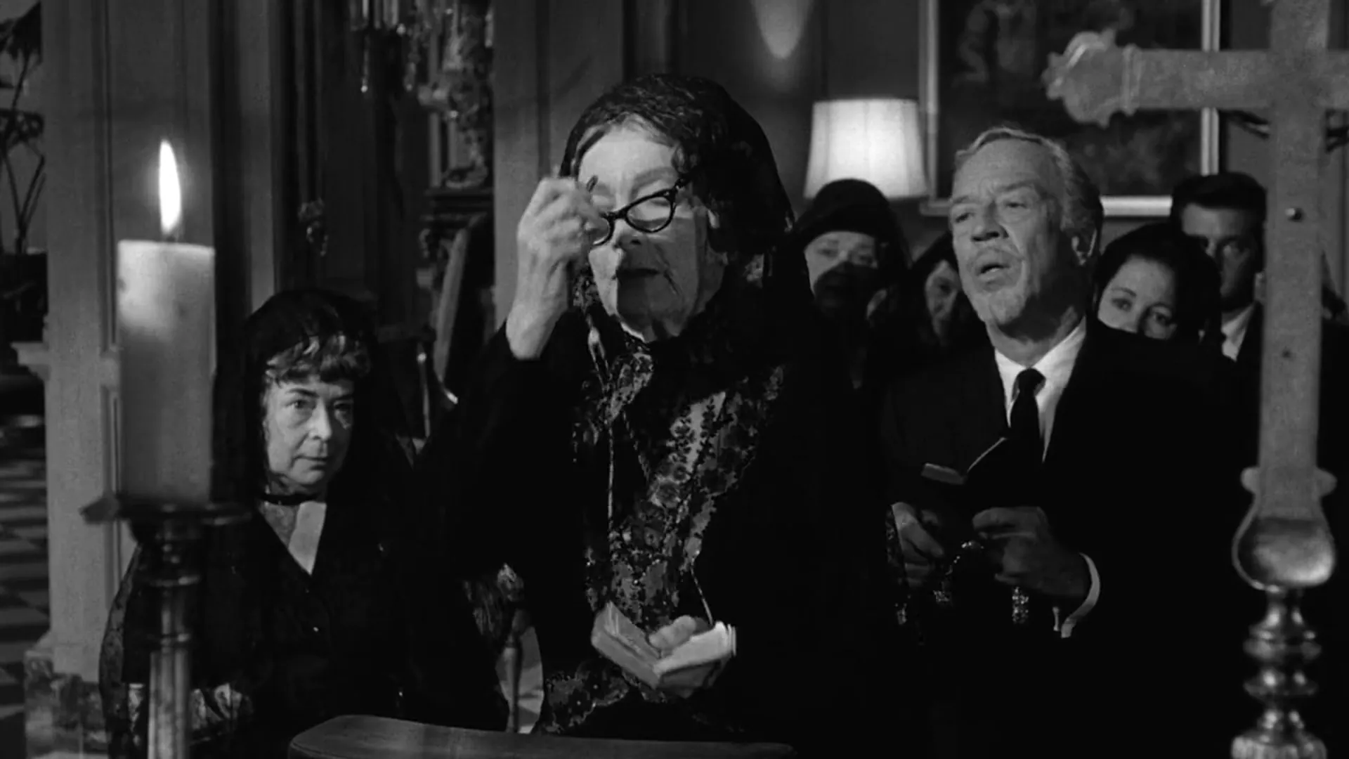 Dead Ringer scene still 5