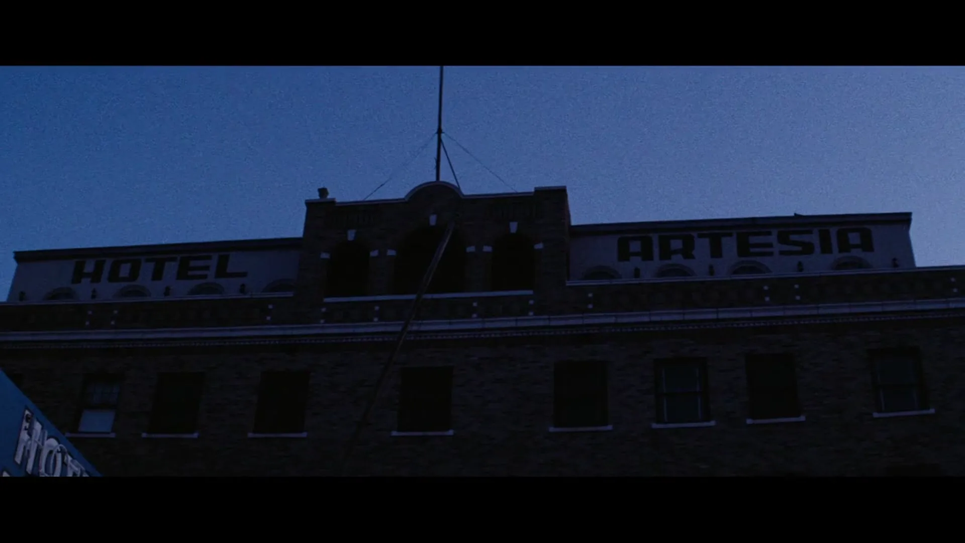 The Man Who Fell to Earth scene still 3
