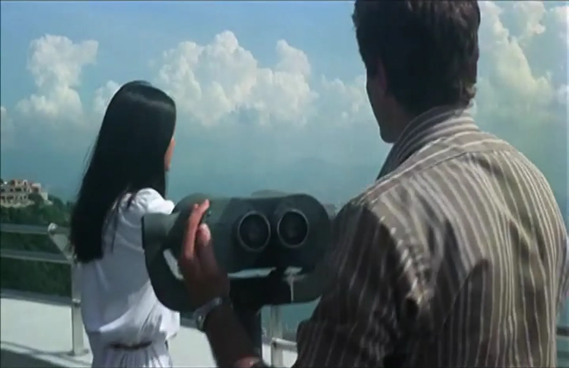 Yellow Emanuelle scene still 3