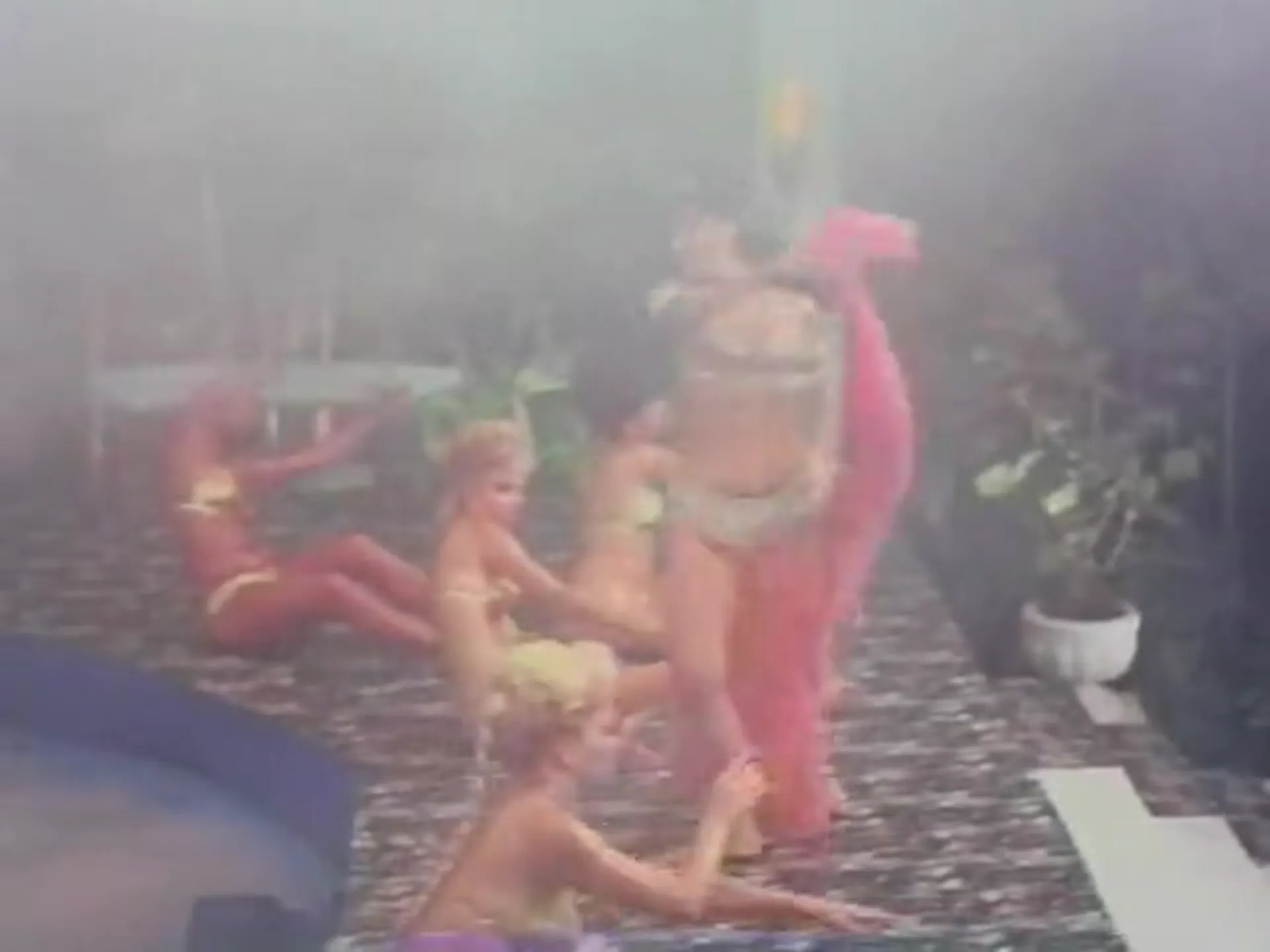 Six She's and a He scene still 2