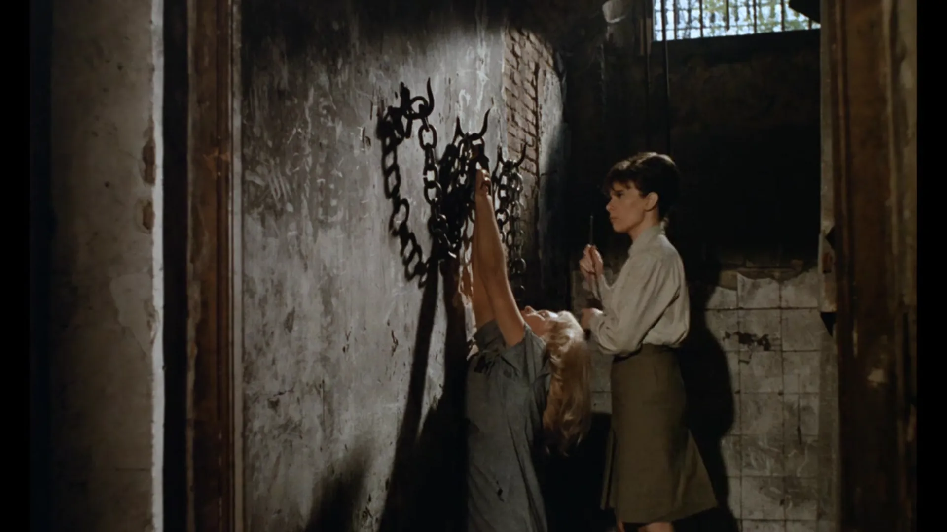 99 Women scene still 4