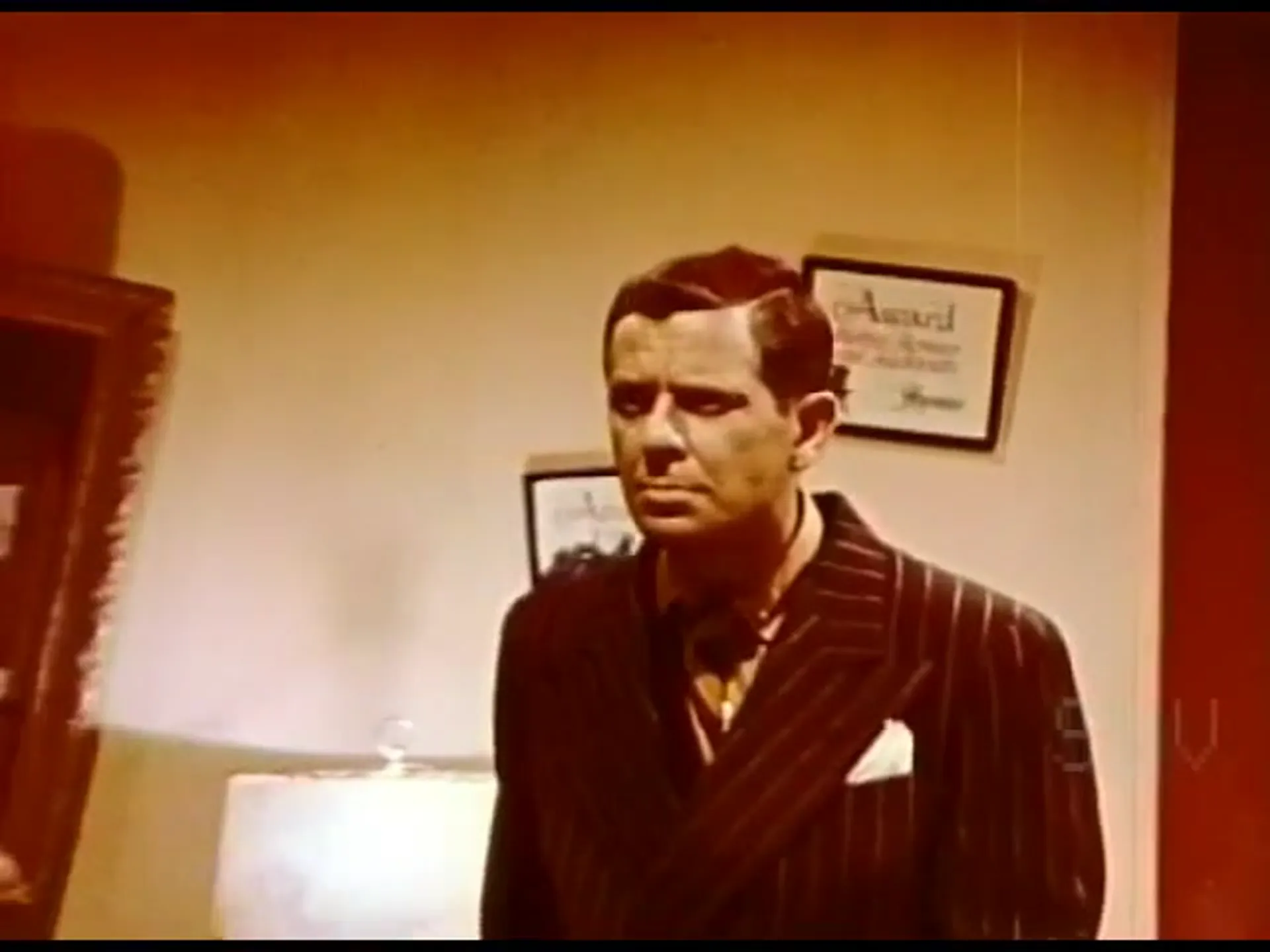 Everybody Loves It scene still 5