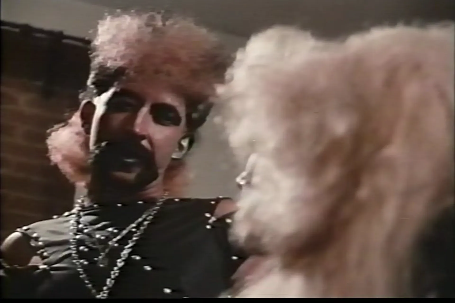 Intrépidos punks scene still 3