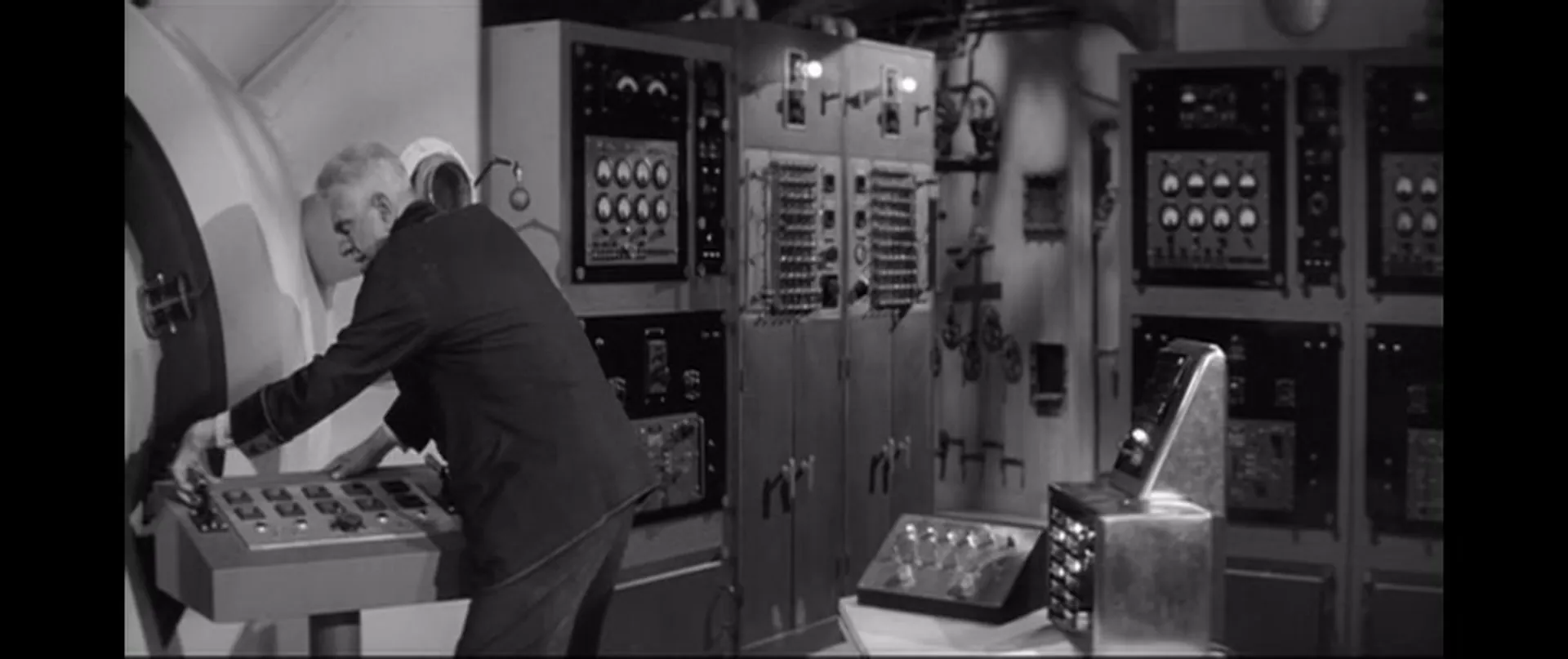 Frankenstein 1970 scene still 4