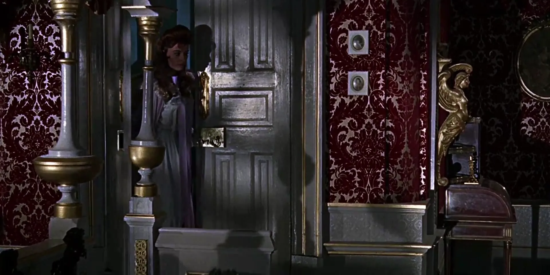 The Brides of Dracula scene still 3