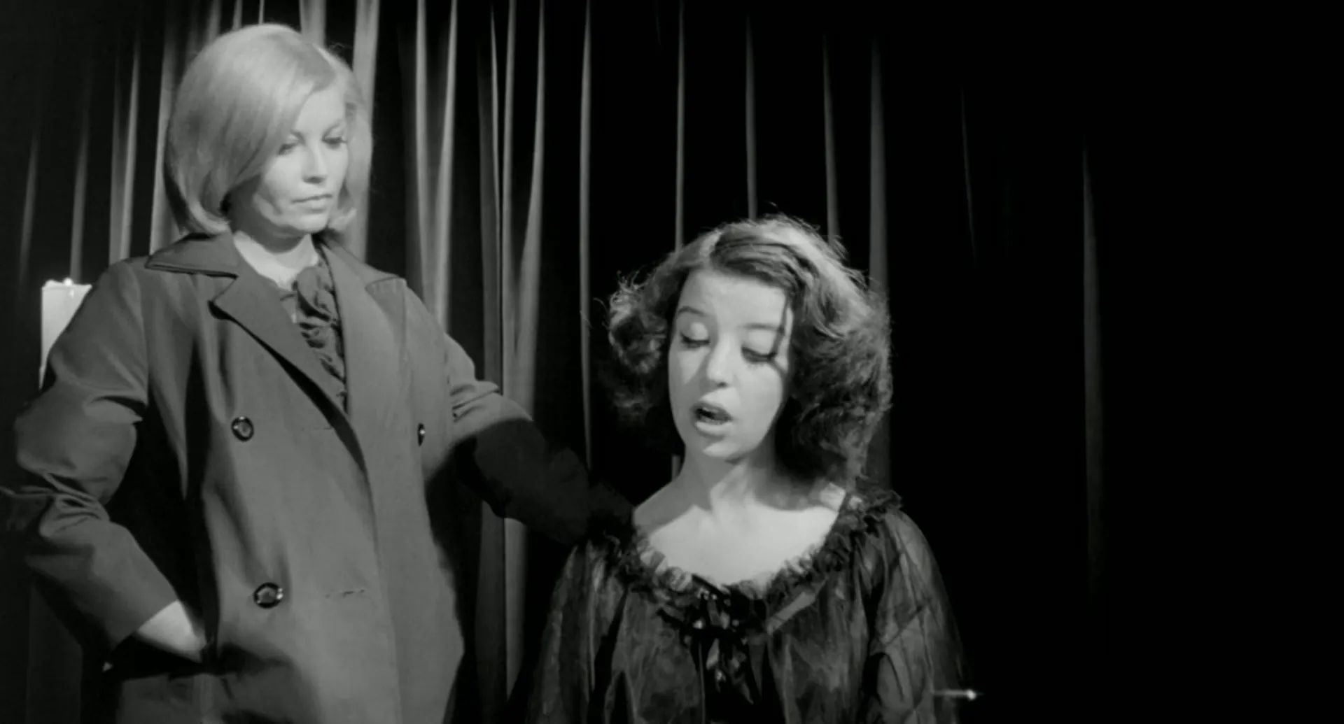 Red Roses of Passion scene still 4