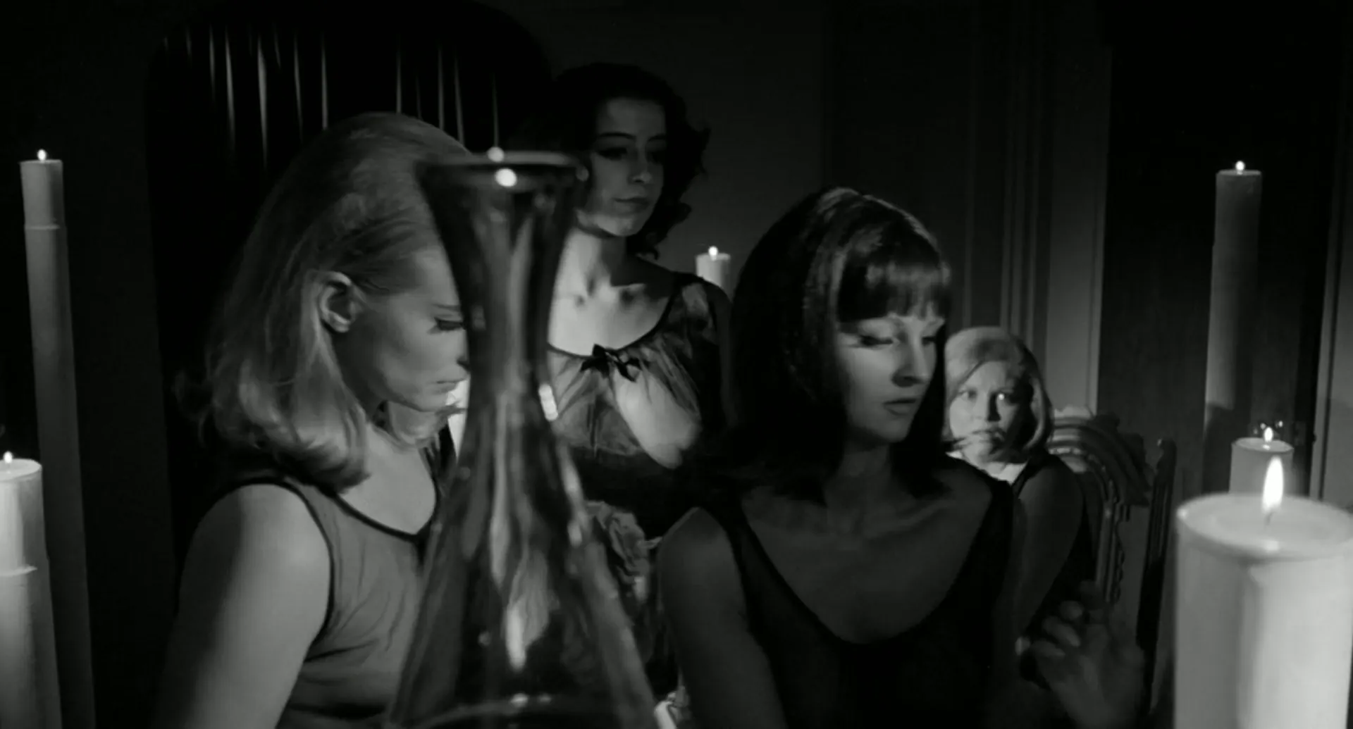 Red Roses of Passion scene still 3