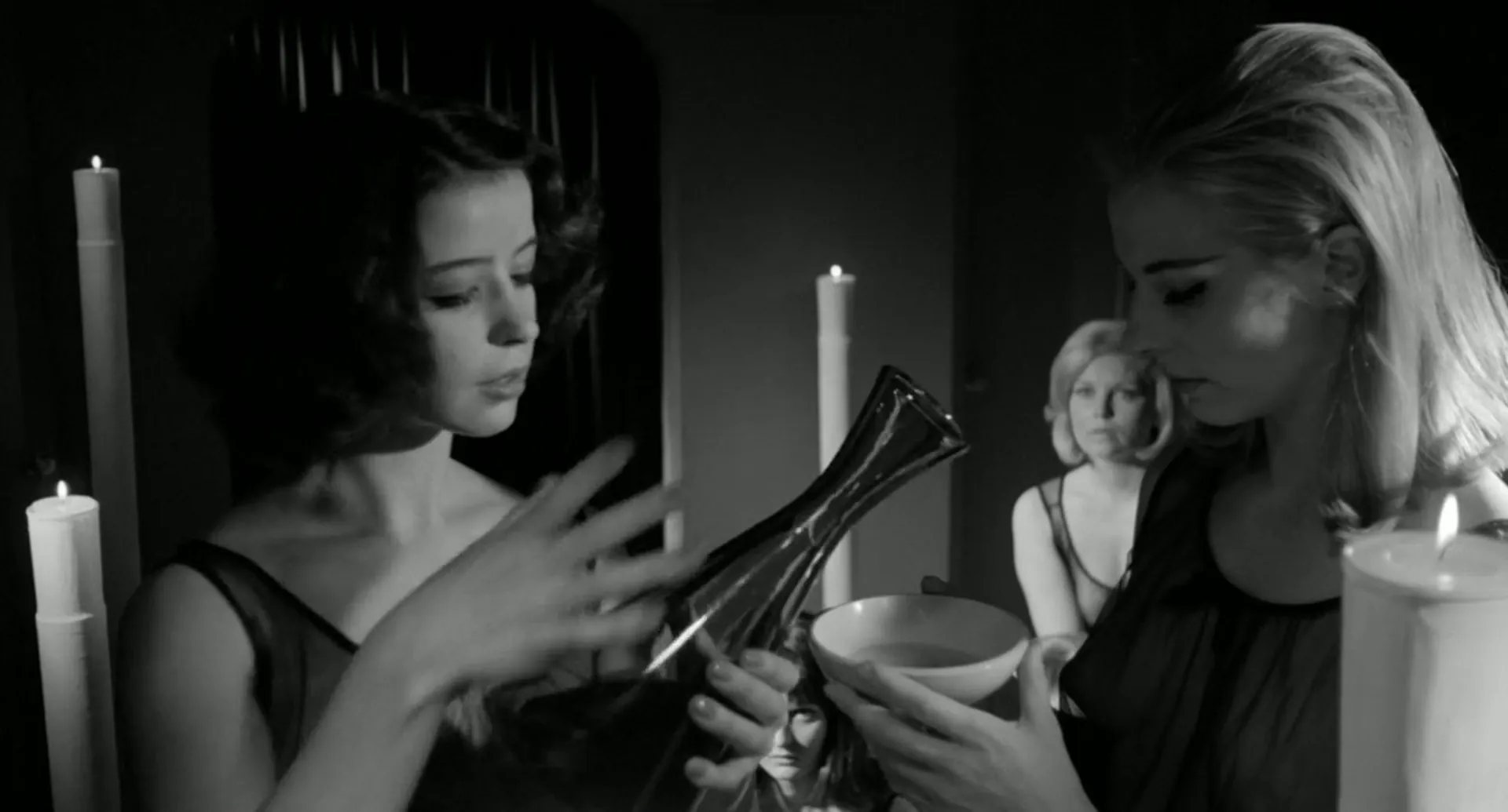 Red Roses of Passion scene still 2