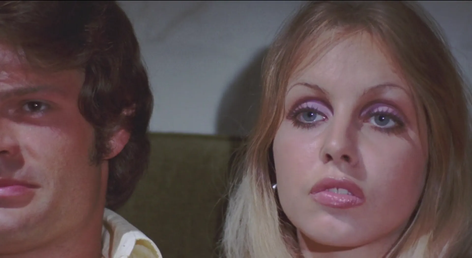 The Swingin' Stewardesses scene still 9