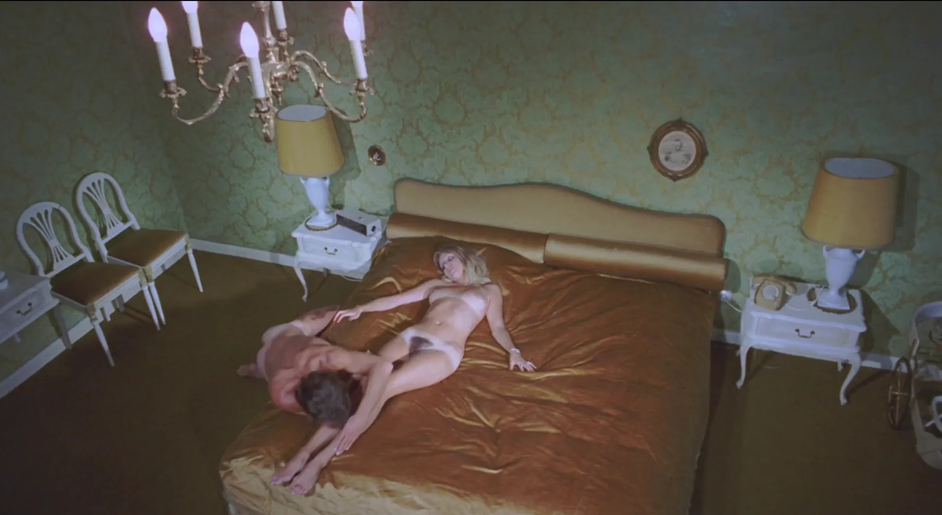 The Swingin' Stewardesses scene still 10